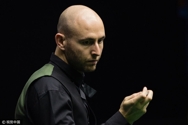 在赛场上互 在赛场上互